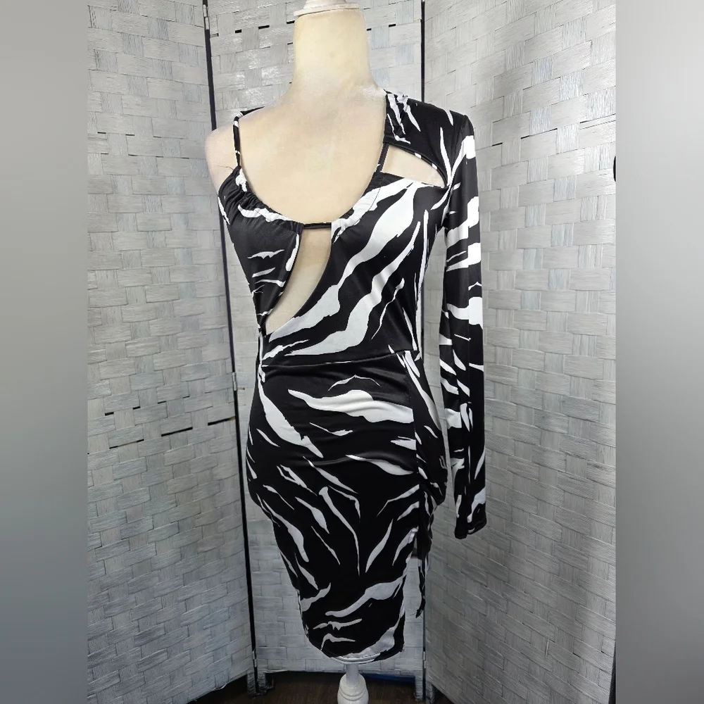 PRETTY LITTLE THING l Bodycon Dress - Picture 6 of 7